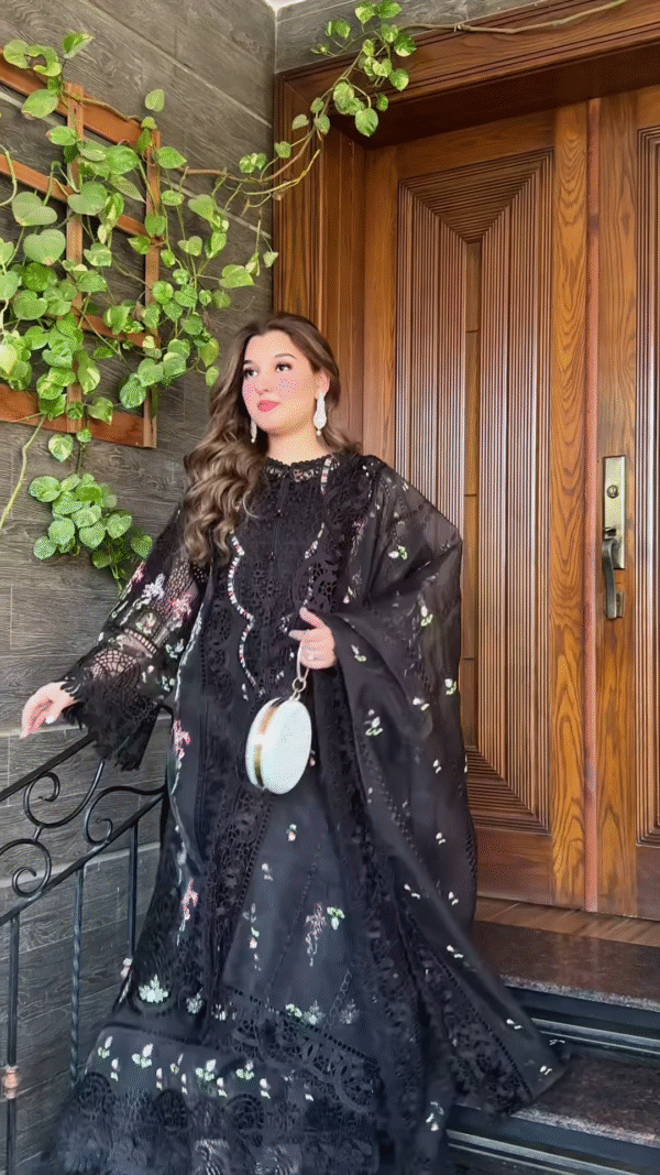 ✨ Timeless Elegance in Black – Embroidered Luxury Abaya ✨